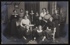 1056 Dertien vrouwen, leerlingen aan de Vrouwenarbeidschool, Afdeling ?. Afgedrukt als ansichtkaart., 1916-04-01