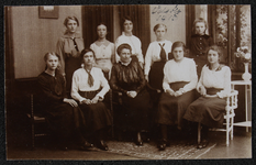 1057 Tien vrouwen, leerlingen en lerares aan de Vrouwenarbeidschool, Afdeling ?. Afgedrukt als ansichtkaart., 1916-10-01