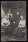 1059 Vier vrouwen, leerlingen aan de Vrouwenarbeidschool, Handwerkcursus. Afgedrukt als ansichtkaart., 1918-04-01