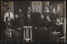 1061 Twaalf vrouwen, leerlingen aan de Vrouwenarbeidschool, Huishoudonderwijs. Afgedrukt als ansichtkaart., 1917-01-01