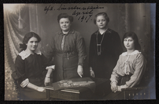 1062 Vier vrouwen, leerlingen en lerares aan de Vrouwenarbeidschool, Afdeling Linnennaaien. Afgedrukt als ...