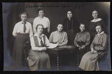 1064 Acht vrouwen, leerlingen aan de Vrouwenarbeidschool, Handwerkcursus. Afgedrukt als ansichtkaart., 1917-04-01