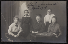 1075 Vijf vrouwen, leerlingen en lerares aan de Vrouwenarbeidschool, Afdeling Linnennaaien, poseren. Afgedrukt als ...