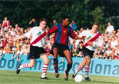 17288 Oefenwedstrijd Kon. UD - FC. Barcelona (1-7). Aan de bal is Patrick Kluivert., 1999-07-24