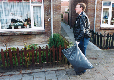 17290 Inval door de politie om illegale hennepkwekerijen op te sporen en te vernietigen in de Rivierenwijk., 1999-11-30
