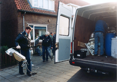17291 Inval door de politie om illegale hennepkwekerijen op te sporen en te vernietigen, in de Rivierenwijk., 1999-11-30