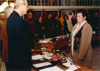 17335 Beëdiging Jannie Lamberts - Grootenhuis als raadslid. Installatie nieuwe gemeenteraad op 4 januari 1999., 1999-01-04