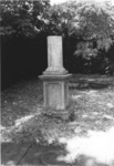 3697 Algemene begraafplaats aan de Diepenveenseweg. Grafmonument met gebroken zuil; Herman Engbers, geb. Almelo 30 ...