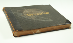 100 Album met topografische foto's van Deventer, waarschijnlijk gemaakt door M. Bosse. Totaal 42 foto's met korte ...