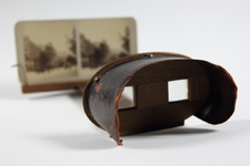 83 Stereokijker vervaardigd van eikenhout met glazen lenzen, 1880-01-01