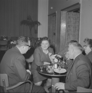 3651 Kluwer. Receptie van de hr. Kers in de foyer van de Deventer Schouwburg., 1960-01-01