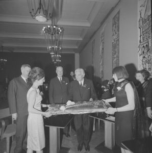5358 Bijeenkomst VVV in de foyer van de Deventer Schouwburg., 1960-01-01