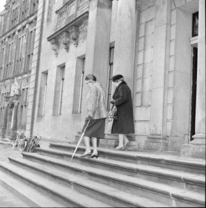 5381 Bezoekers verlaten het stembureau in het Deventer Stadhuis., 1960-01-01