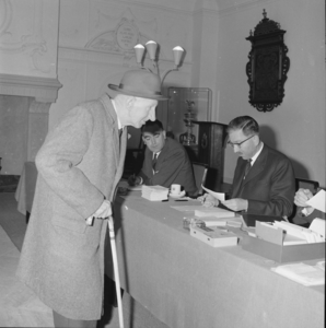 5388 Stemmen op het stembureau in het Deventer Stadhuis., 1960-01-01