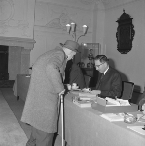 5389 Stemmen op het stembureau in het Deventer Stadhuis., 1960-01-01