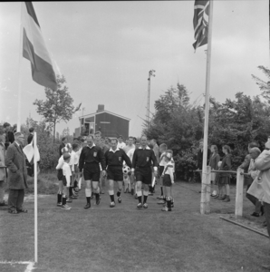 5397 Voetbalwedstrijd Nederland tegen Engeland op het voetbalterrein van Koninklijke U.D. nabij de Koerhuisbeek., 1960-01-01