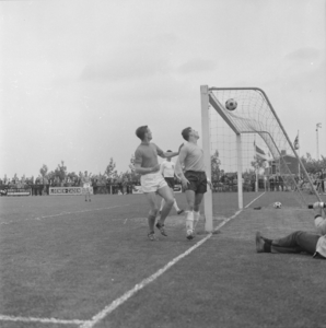 5400 Voetbalwedstrijd Nederland tegen Engeland in het Gemeentelijk Sportpark aan de Hanzeweg., 1960-01-01