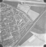 8716 -LF De Hoven. Bove: Rijksstraatweg; rechtsonder: spoorlijn Deventer - Apeldoorn., 1973-04-23