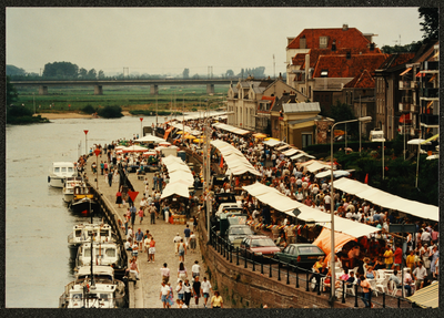 182 Welle vol met bezoekers voor de Deventer Boekenmarkt., 1995-08-01