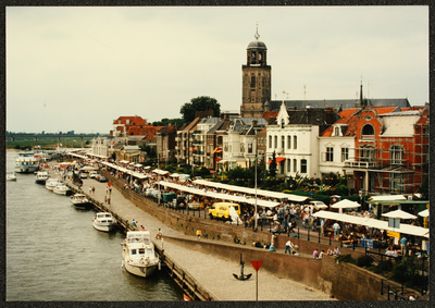 183 Welle vol met bezoekers voor de Deventer Boekenmarkt., 1995-08-01