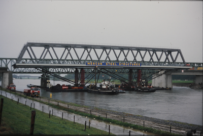 3529 Invaren en plaatsen van de nieuwe spoorbrug naast de Catherine Millerbrug., 1982-03-01