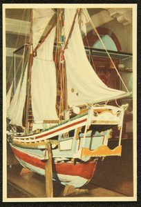 255 Kleurenfoto-ansicht (opname Piet Smeele) van een Makasaarse prahoe (schip), opgesteld in het museum., 1946-01-01