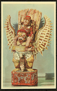 257 Kleurenfoto-ansicht (opname Piet Smeele) van een polychroom Balinees houten godenbeeld van Wisjnoe op Garoeda, 1946-01-01