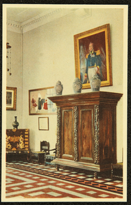260 Kleurenfoto-ansicht (opname Piet Smeele) van compagnies-meubilair met portret van de Gouverneur Generaal D.J. de ...