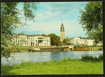 364 Ansichtkaart met kleurenfoto van een gezicht op Zutphen vanaf de overzijde van de IJssel., 1954-01-01