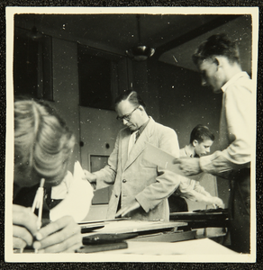 387 Piet Smeele als leraar in een klas van de Ambachtsschool te Enschede, 1949-01-01