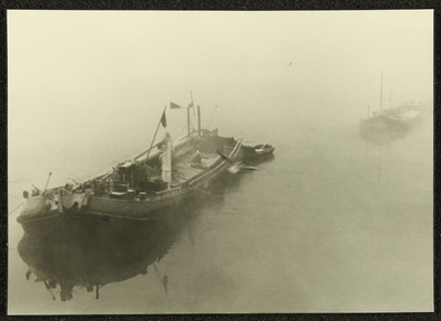 397 Twee schepen op de IJssel in de mist