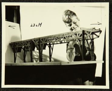 405 Meccano brug met jongetje. Deze foto is de basis voor het doosontwerp van het constructiespeelgoed Hobby . Zoon ...