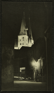 412 Bergkerk bij nacht, gezien vanuit de Roggestraat