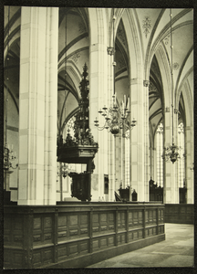 414 Walburgiskerk interieur met preekstoel