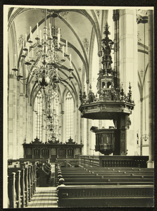 415 Walburgiskerk interieur met preekstoel