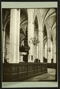 418 Walburgiskerk interieur met preekstoel