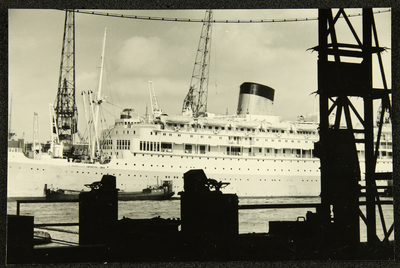 428 Schip genaamd Oranje aangemeerd in de haven van Amsterdam, 1961-01-01