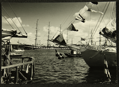 430 Verschillende zeilschepen in de haven van Amsterdam, waaronder PY-0702, 1961-01-01