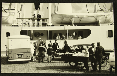 437 Bezoekers bij een aangemeerd schip in de haven, 1961-01-01