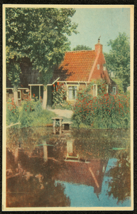 520 Ansichtkaart met kleurenfoto van een huis aan het water, uit de serie Op en oan 't wetter , Rige 1. Opname Piet ...