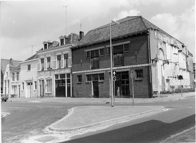 1200 Straatwand met rechter zijgevel Smedenstraat 52 (na afbraak van het hoekpand Smedenstraat 48/50), 22-05-1969