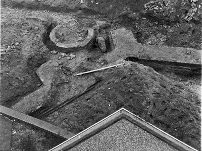 1204 Funderingsrecten van voormalige absis van St. Elisabeth kapel met links een put, 01-01-1969
