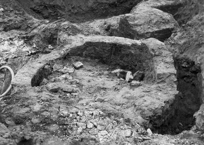 1211 Fundamenten put naast fund. St.Elisabethskapel. Deze fundamenten werden blootgelegd tijdens de verbreding van de ...