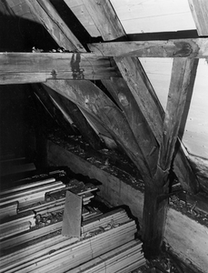 1213 Z.O. zijde v.d. kap, 1e spant links van dakkapel. Papenstraat 2 (kapdetails)., 02-09-1970