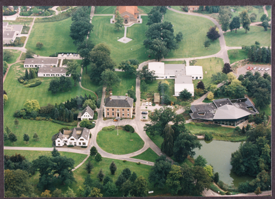 1021 Luchtfoto van een deel van het terrein van Brinkgreven met in het midden Het Directiegebouw. Onder links: Het ...