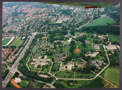 1023 Luchtfoto van het terrein van Brinkgreven, links de Henri Dunantlaan, boven de Brinkgreverweg, overgaand in de ...