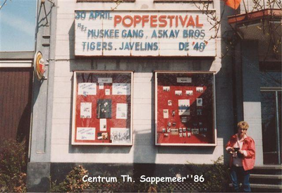 Centrum Theater Sappemeer : deel exterieur met reclame voor popfestival op 30 april 1986 met Muskee Gang, Askay Brothers, Tigers en Javelins