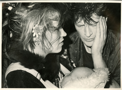 Herman Brood met vrouw Xandra en zoontje Marcel tijdens interview voor Popburo blad Syncope in De Drie Gezusters