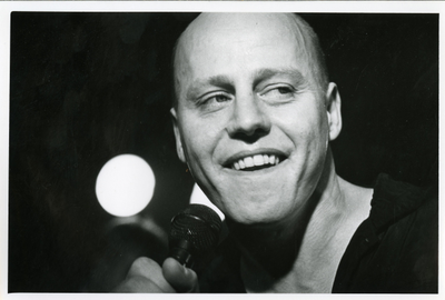 Splitsing : zanger Peter Groot Kormelink tijdens de albumpresentatie in het Platformtheater