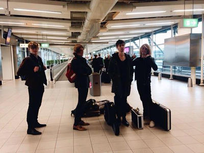 Orange Skyline : bandfoto, op Schiphol op weg naar Oslo voor de finale van de Global Battle of the Bands